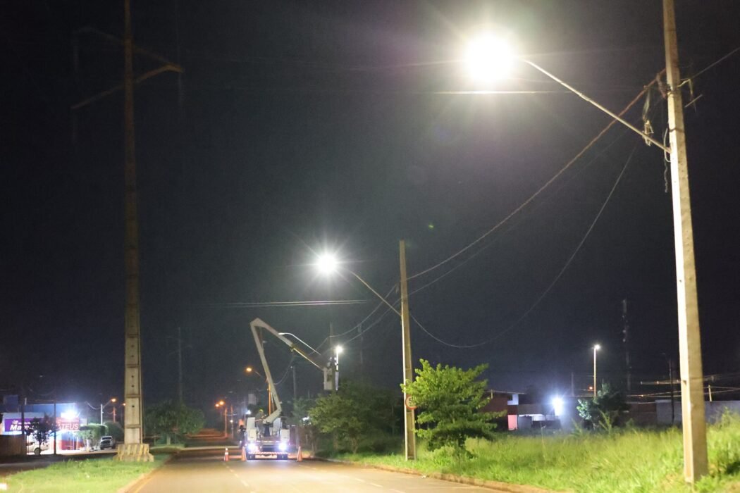 Dourados amplia iluminação LED e disponibiliza aplicativo para população